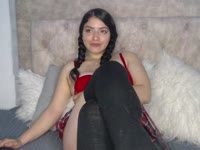 Soy una chica auténtica, juguetona y con un toque de misterio que te atrapará desde el primer momento. Me encanta hacer sentir cómodos a quienes me visitan, crear una conexión especial y que cada encuentro sea único.
Tengo una energía divertida y sensual, me gusta coquetear, provocar y sorprender. En mis shows mezclo sensualidad, actitud y cercanía para que sientas que estás conmigo, sin filtros.
Si buscas alguien con quien reír, disfrutar y dejarte llevar… estás en el lugar correcto. Ven, relájate, y déjame mostrarte por qué siempre querrás volver