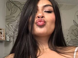 naughty cam girl masturbating with dildo CamillleGoddes