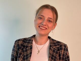 beautiful cam girl CherieVanmatre