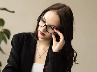 masturbating camgirl DelaineLamie