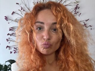 hot camslut Emelyi