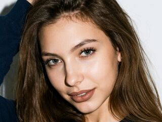 camgirl showing tits LeannHonnerlaw