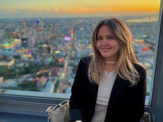 cam girl masturbating with sextoy LilyBel