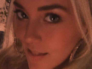 hot cam girl spreading pussy MissConly