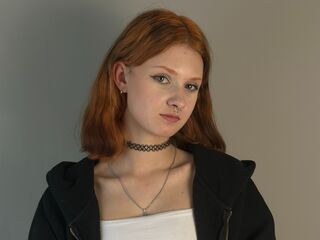 naked camgirl masturbating with vibrator PetraColden