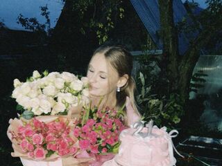cam girl playing with dildo SharlynHazelton