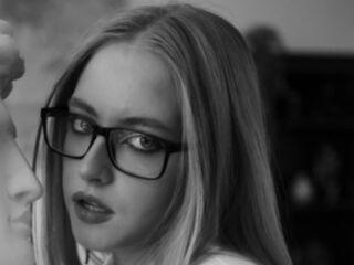 topless cam girl SheliaEdwards