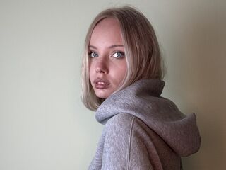 cam girl playing with sextoy TereasaHumenik